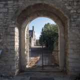 Ad accoglierci � un arco in pietra a tutto sesto...